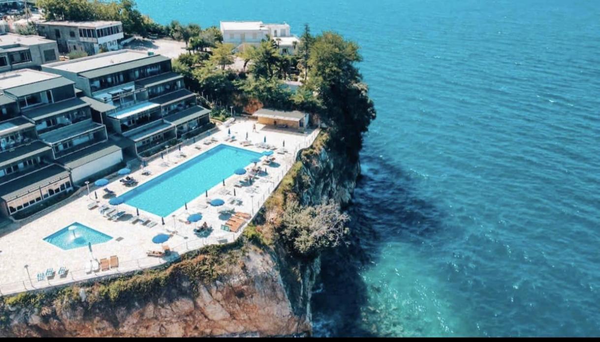 Matthews House Villaer Vlorë