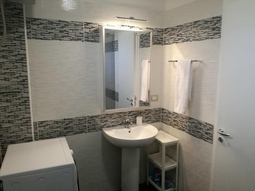 Matthews House * Vlorë